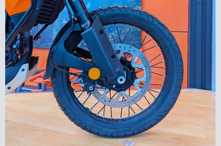 It runs on tubeless 21/17-inch wire-spoke wheels. It runs on tubeless 21/17-inch wire-spoke wheels.