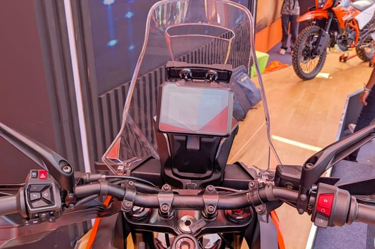 Same 5-inch TFT dash as 390 Duke seen here. Same 5-inch TFT dash as 390 Duke seen here.