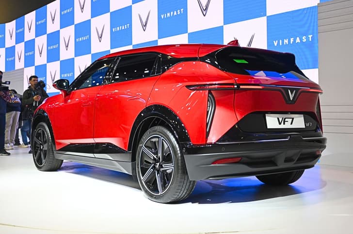 The side cladding is finished in gloss black and blends with the rear bumper. The diffuser below adds to the sporty look.