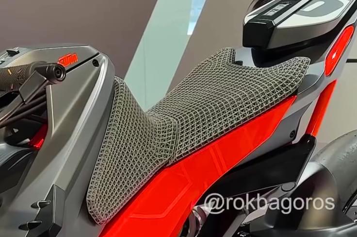 It features numerous components from the current 390 Duke. KTM electric Duke seat