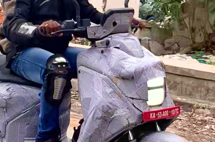 Yamaha electric scooter headlight spy shot