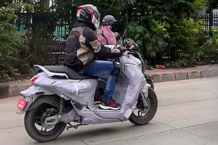 We can see that the wheels, suspension and swingarm of the Yamaha e-scooter are similiar to the River Indie. Yamaha electric scooter rear three quarter spy shot