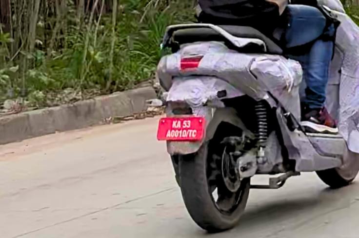 We expect the Yamaha electric scooter to be more expensive than the River Indie when it goes on sale. Yamaha electric scooter tail light spyt shot