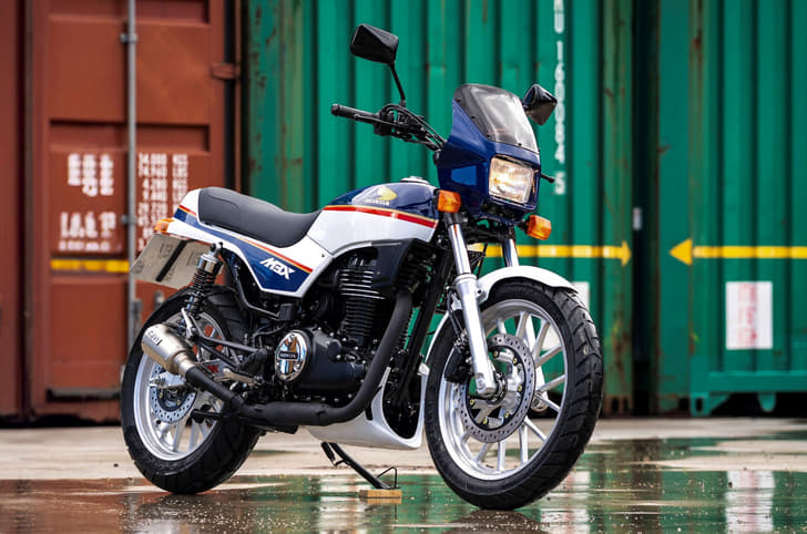 Honda CB350 in a white and dark blue avatar with a retro theme and square headlight