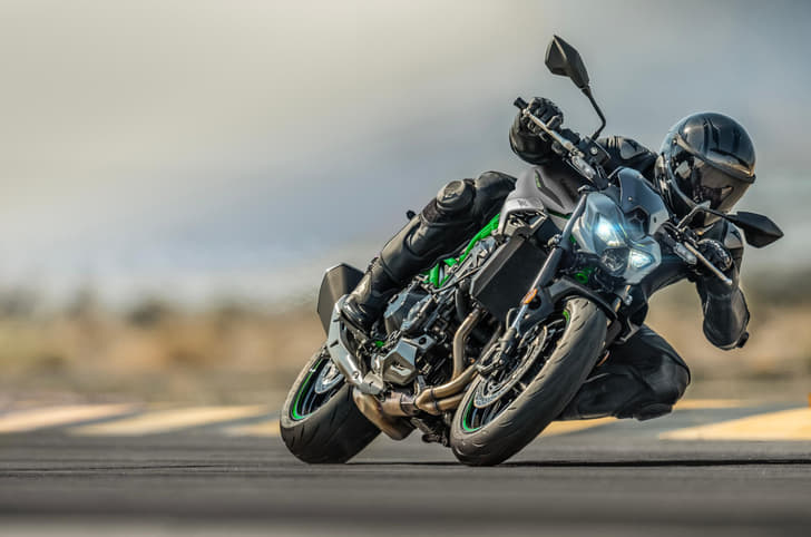 Kawasaki Z900 green colour cornering shot