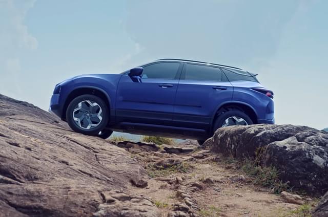 Dimensionally, the Harrier EV is 2mm longer and 22mm taller than the standard Harrier, though their wheelbases are the same at 2,741mm. Image - 18274