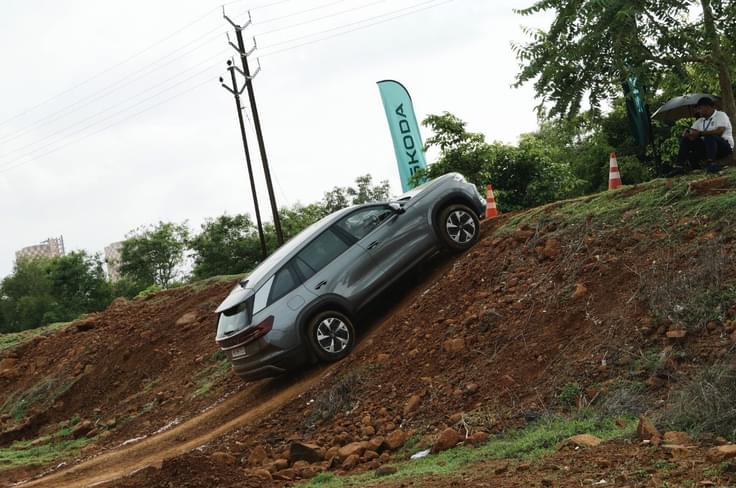 2025 Skoda Kodiaq off-road side shot climbing a slope 2025 Skoda Kodiaq off-road slope