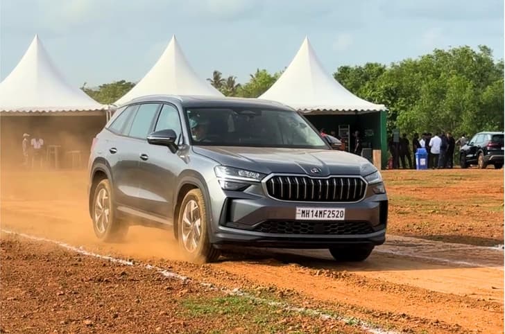 2025 Skoda Kodiaq off-road front right in dirt