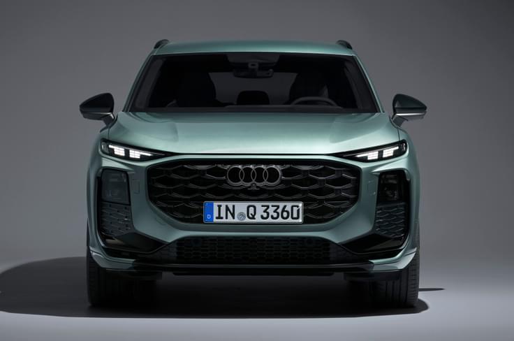 New split headlamp setup, which includes pixel-shaped DRLs and Matrix LED headlights. Audi Q3 front face