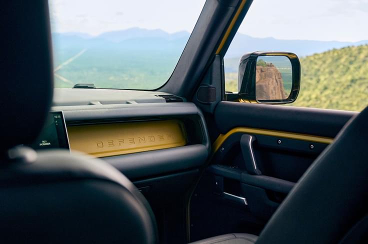 Dashboard crossbeam is finished in exterior body colour Defender 110 Tropy Edition dashboard