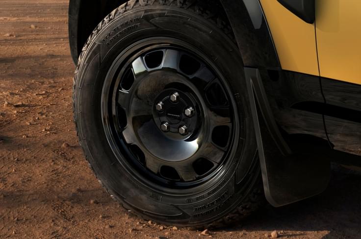 It comes with new 20-inch alloy wheels wrapped in all-terrain tyres. Defender 110 Tropy Edition wheels