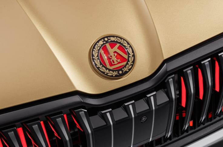 The combination of gold, red, white and black reflects the colours of the Laurin & Klement logo. Skoda Superb concept L&K logo bonnet golden colour