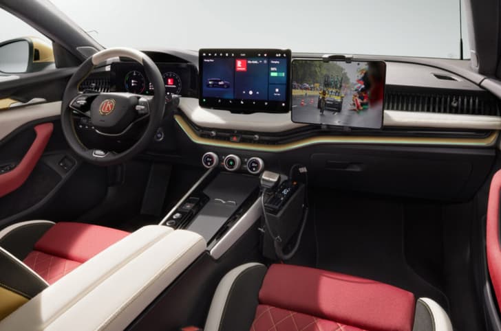 Skoda Superb concept dashboard touchscreen