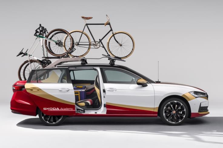 The students redesigned the right rear door with a sliding mechanism, preventing it from opening into a cyclist’s path. Skoda Superb concept sliding door