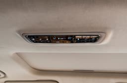 MG M9 second-row climate control. 