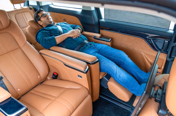 Stretching out the seats to their max gives a recliner-like experience. MG M9 second-row lounge seating configuration.