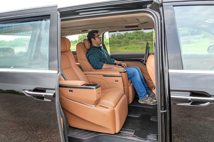 MG M9 second-row interior space 