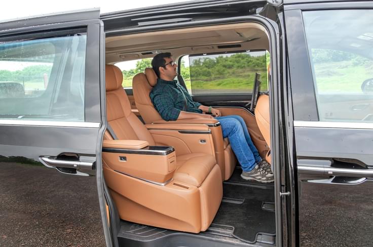 In standard position, the middle-row seats are already very comfortable. MG M9 second-row interior space