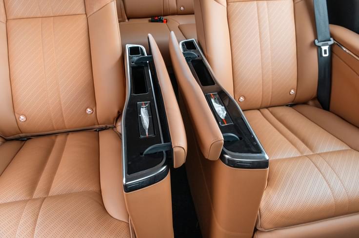 There are even tissue dispensers in the second row armrest. MG M9 second-row captain chairs