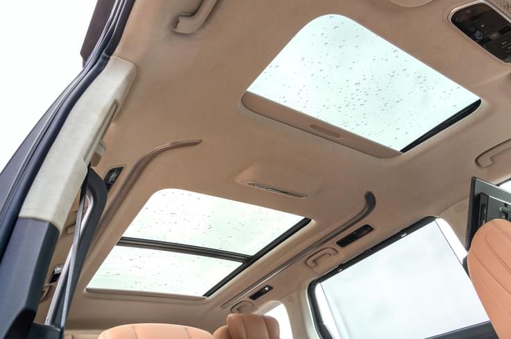 There are two sunroofs: a single-pane unit for the front row and a panoramic unit for the rear. MG M9 panoramic sunroof