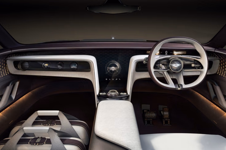 Interior retains the traditional winged dashboard design. Bentley EXP 15 interio dashboard