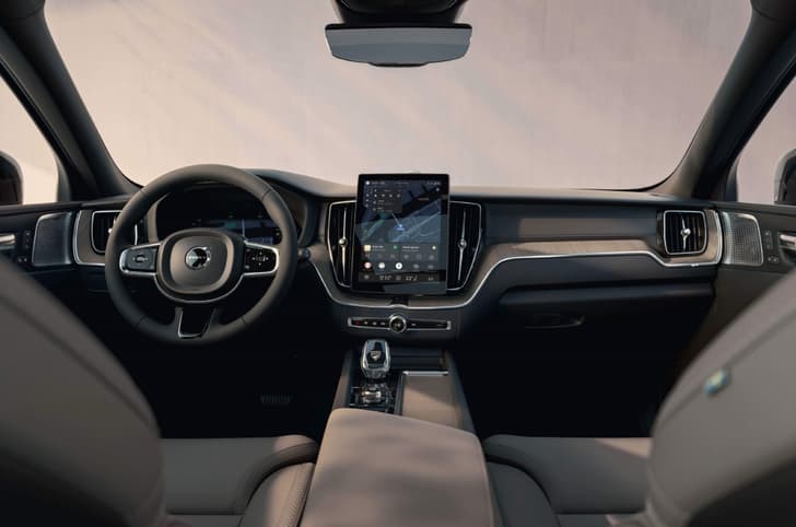 2025 Volvo XC60 facelift interior and dashboard