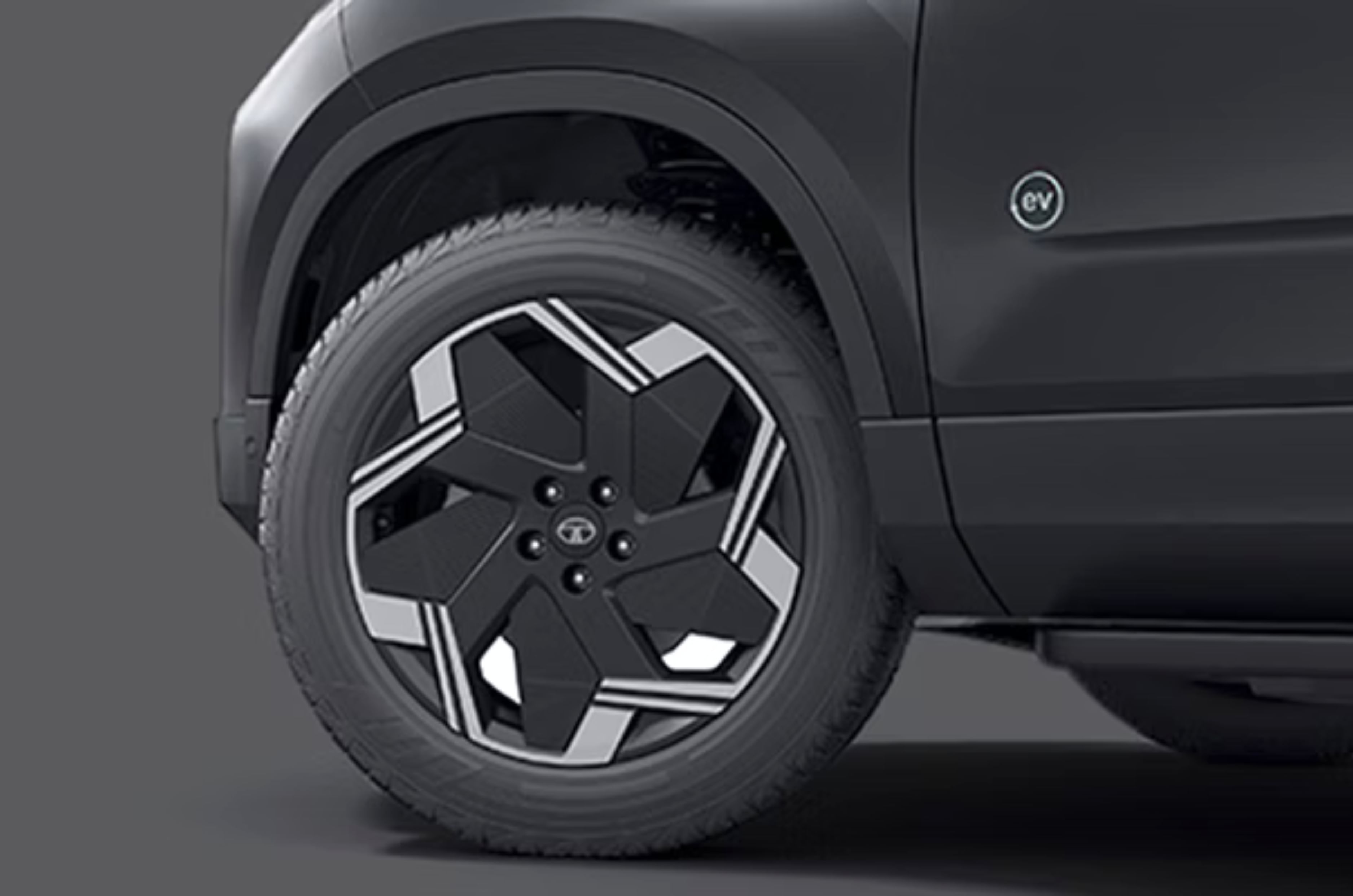 19-inch wheels get a piano black finish with aero inserts. 