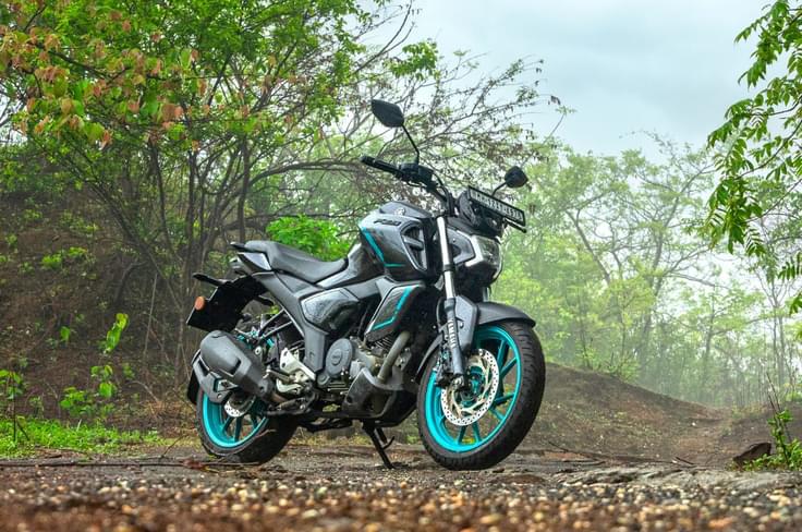 It is available in two unique colours. Yamaha FZ-S Fi Hybrid front right static shot