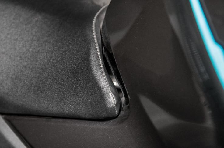 This variant seems to have quite a gap between the seat and tank. Yamaha FZ-S Fi Hybrid seat gap