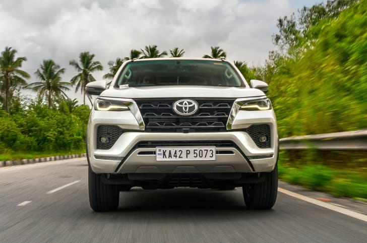Toyota Fortuner Neo Drive front tracking 