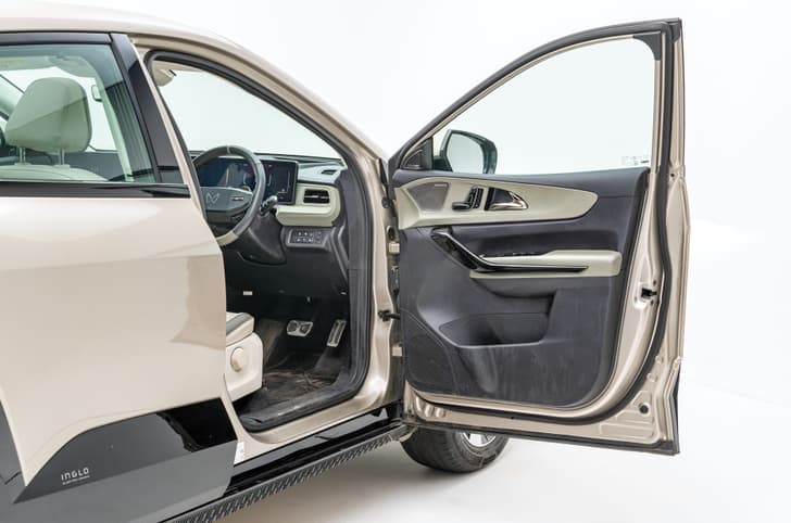 Mahindra XEV 9e front door