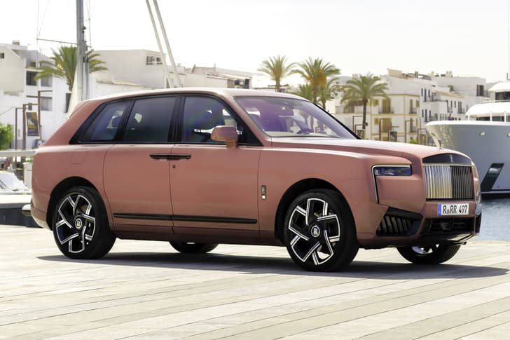 rolls royce cullinan black badge in field