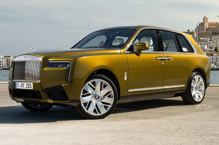 rolls royce cullinan series 2 front three quarter rolls royce cullinan series 2 in field