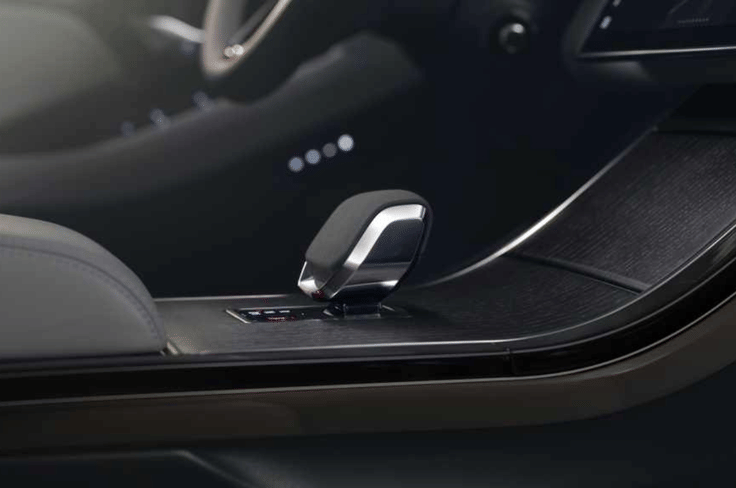 The Evoque facelift gets a new gear lever, and the centre console has been redesigned as well. Range Rover gear lever