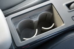 kia syros cupholders