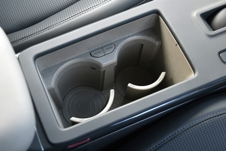 kia syros cupholders