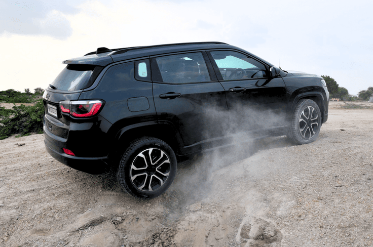 It can effortlessly smother any sort of rough surface. Jeep Compass dust