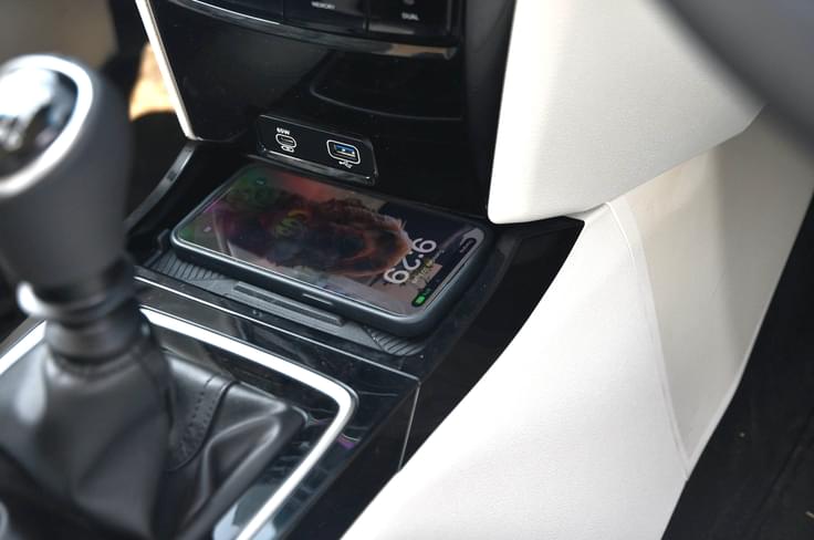 mahindra xuv 3xo wireless charger mahindra xuv 3xo wireless charger