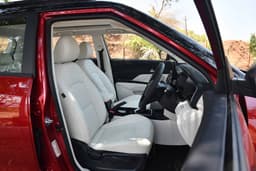 mahindra xuv 3xo front seats