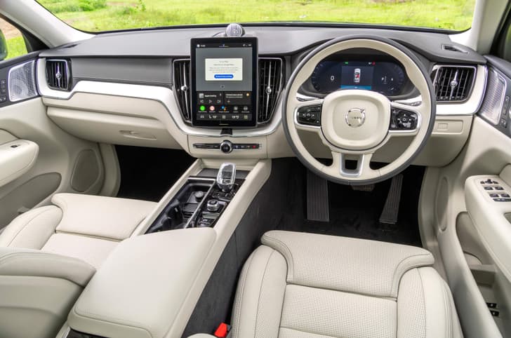 2025 Volvo XC60 facelift interior