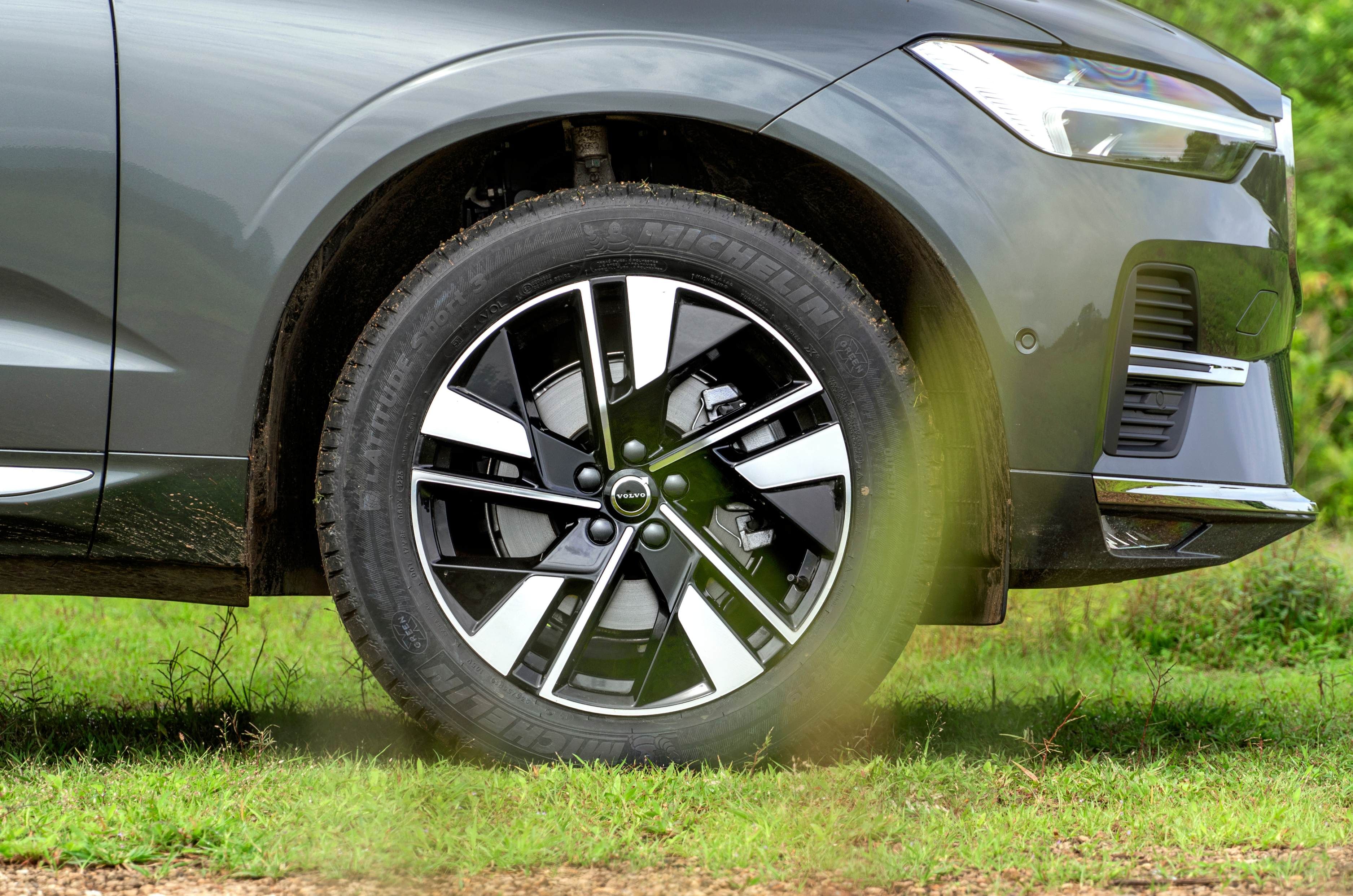 19-inch dual-tone alloy wheels are new.