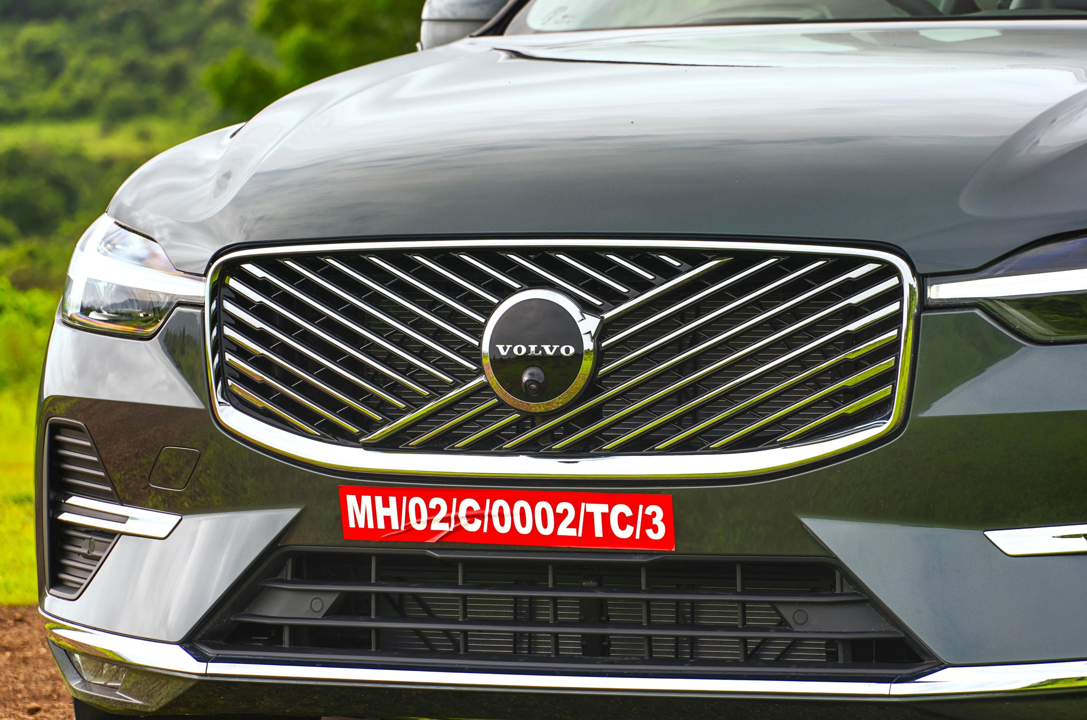 Grille grets a criss-cross pattern compared to its predecessor's vertical slats. 