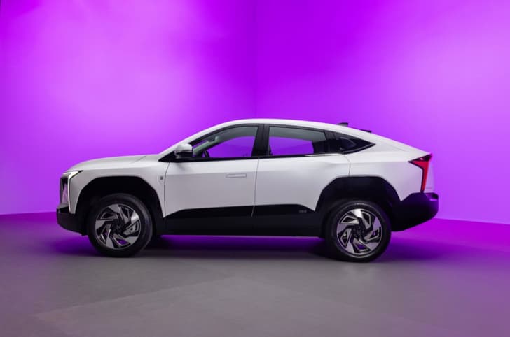 Mahindra XEV 9e Pack Two exterior white side in studio