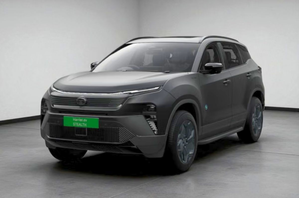 Matte Black paint finish in the Stealth Edition is an optional cosmetic package – worth Rs 75,000 – also includes an all-black interior theme, black leatherette seats, and a piano black finish for the 19-inch alloy wheels.