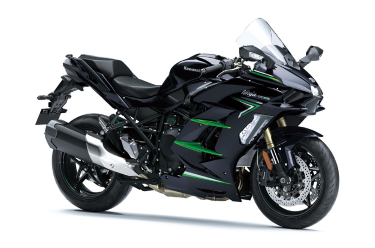 The Ninja H2 SX derives its engine from the H2 Hyperbike but features ergonomic revisions to make it comfortable for touring