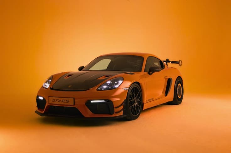 Porsche 718 Cayman GT4 RS with Manthey kit in orange front left picture in a studio Porsche 718 Cayman GT4 RS with Manthey kit in orange exterior studio shot