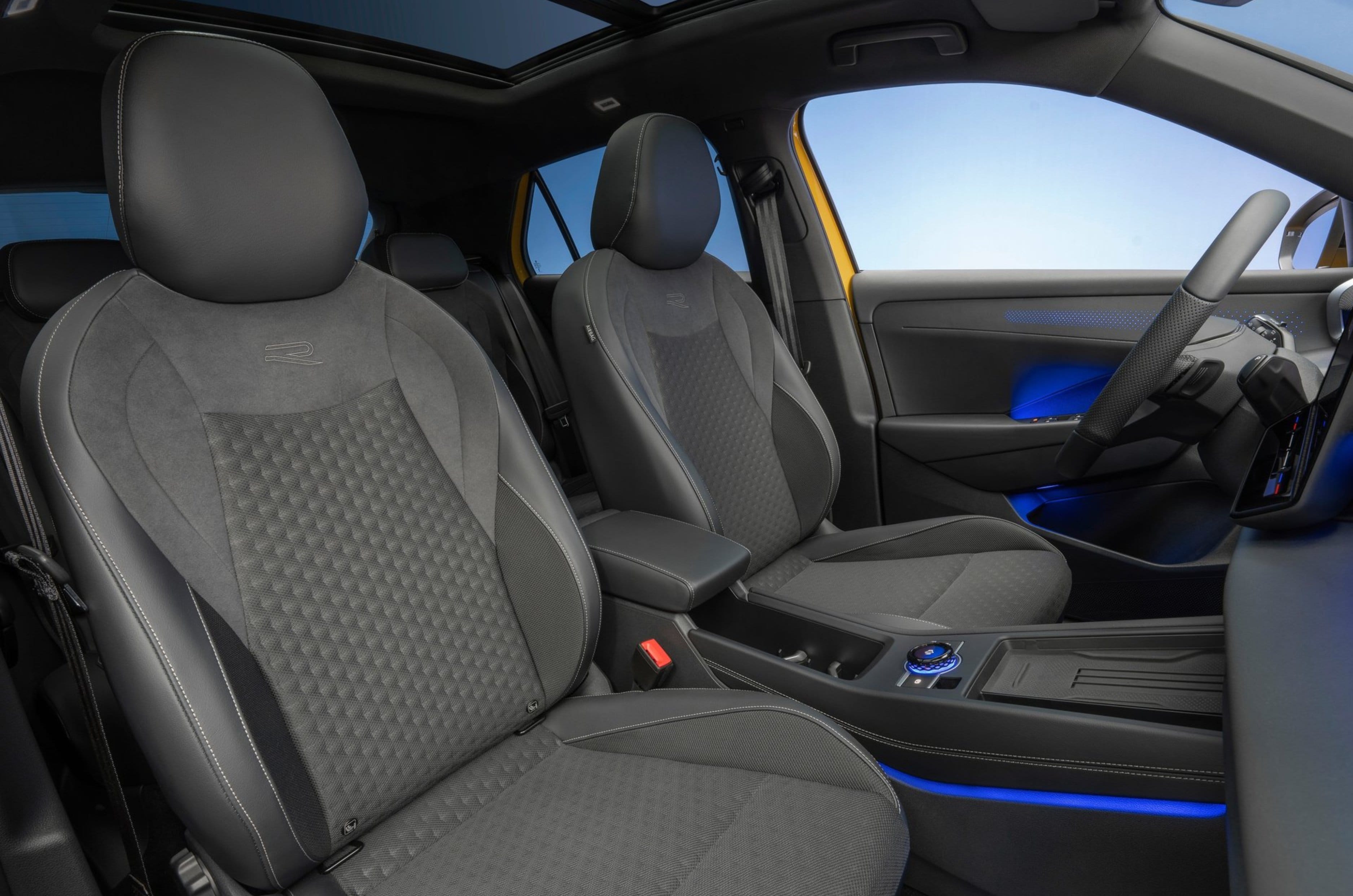 2025 Volkswagen T-Roc front seats
