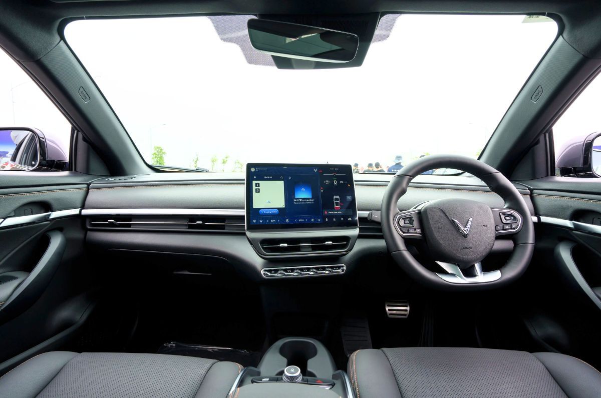 VF6 has a clean and  uncluttered dashboard design, with the highlight being the 12.9-inch touchscreen. 