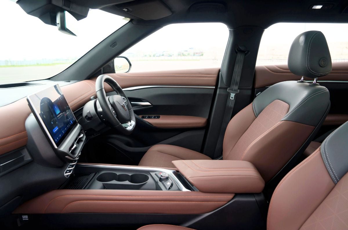 https://img.autocarindia.com/Galleries/20250907020514_Vinfast%20VF7%20front%20seats.jpg