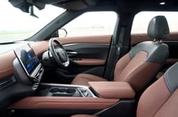 Vinfast VF7 front seats 